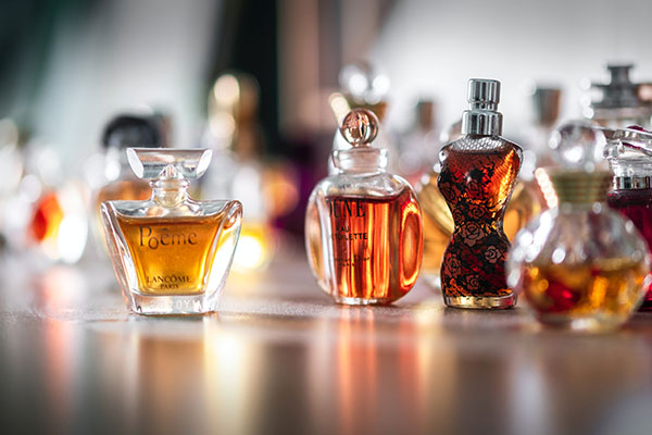 a group of bottles of perfume sitting on top of a table.